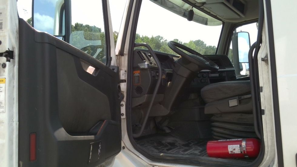 Day Cab Tractor-Heavy Duty Tractors-Volvo-2020-VNL64T300-Boaz-AL-549,114\n\t\tmiles-$ 37,750 - Image 9