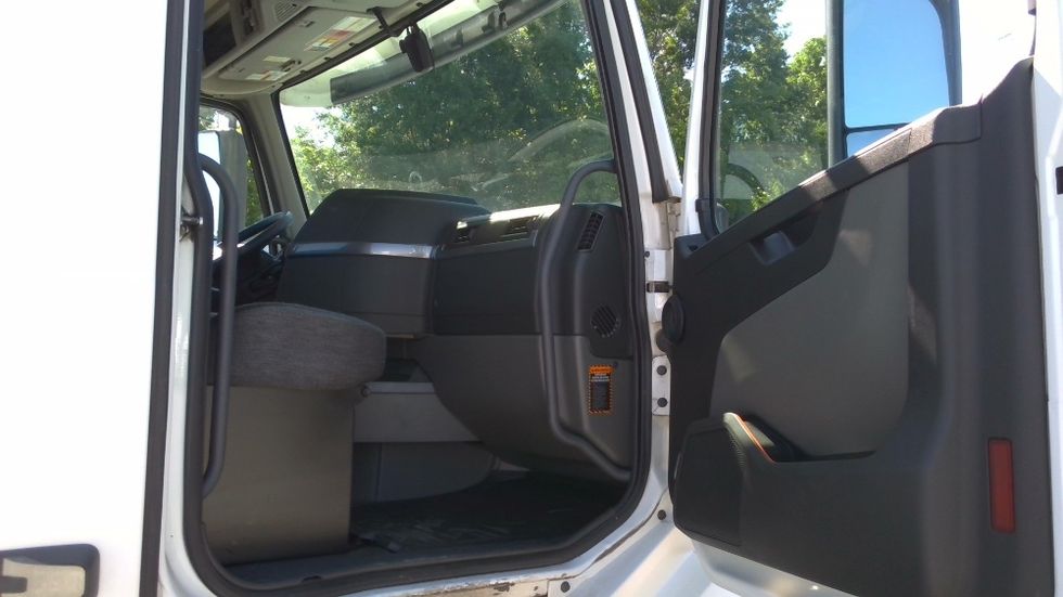 Day Cab Tractor-Heavy Duty Tractors-Volvo-2020-VNL64T300-Boaz-AL-567,883\n\t\tmiles-$ 33,250 - Image 12