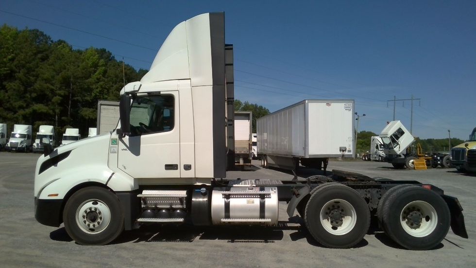 Day Cab Tractor-Heavy Duty Tractors-Volvo-2020-VNL64T300-Boaz-AL-567,883\n\t\tmiles-$ 33,250 - Image 4