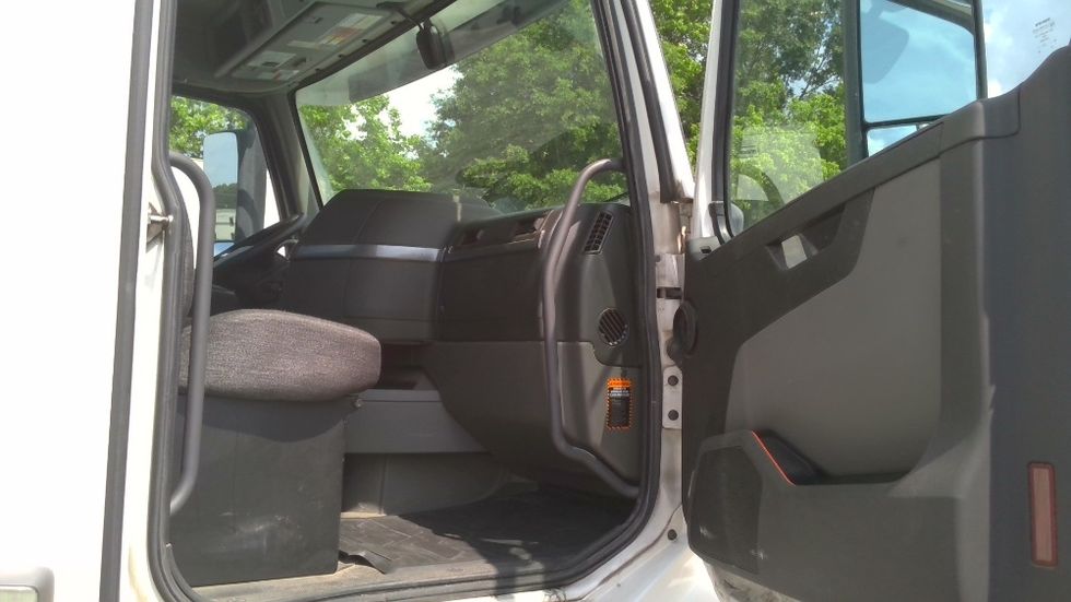 Day Cab Tractor-Heavy Duty Tractors-Volvo-2020-VNL64T300-Boaz-AL-601,100\n\t\tmiles-$ 31,500 - Image 12