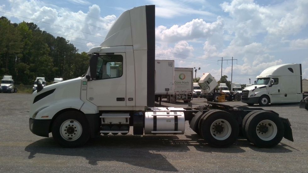 Day Cab Tractor-Heavy Duty Tractors-Volvo-2020-VNL64T300-Boaz-AL-601,100\n\t\tmiles-$ 31,500 - Image 4