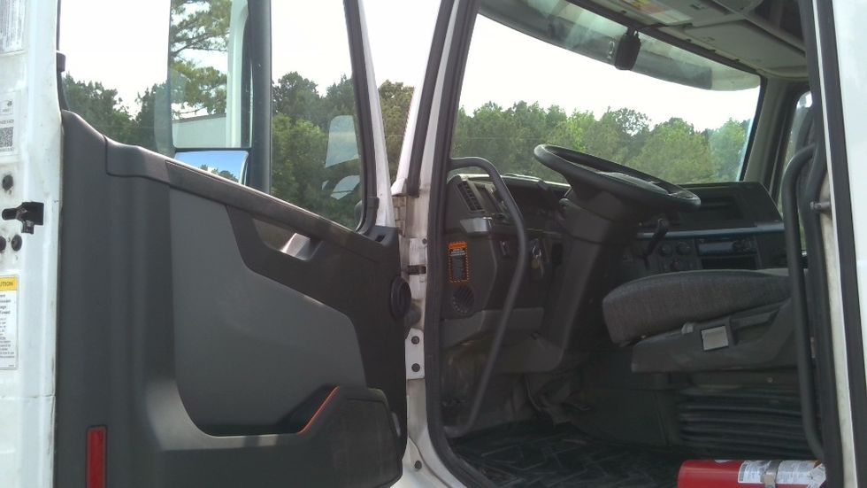 Day Cab Tractor-Heavy Duty Tractors-Volvo-2020-VNL64T300-Boaz-AL-601,100\n\t\tmiles-$ 31,500 - Image 9