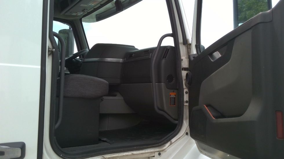 Day Cab Tractor-Heavy Duty Tractors-Volvo-2020-VNL64T300-Boaz-AL-614,590\n\t\tmiles-$ 30,750 - Image 12