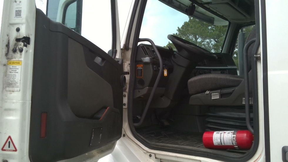 Day Cab Tractor-Heavy Duty Tractors-Volvo-2020-VNL64T300-Boaz-AL-614,590\n\t\tmiles-$ 30,750 - Image 9