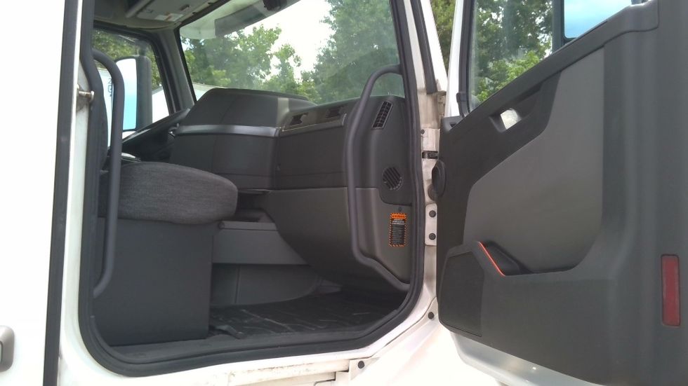Day Cab Tractor-Heavy Duty Tractors-Volvo-2020-VNL64T300-Boaz-AL-627,371\n\t\tmiles-$ 29,000 - Image 12
