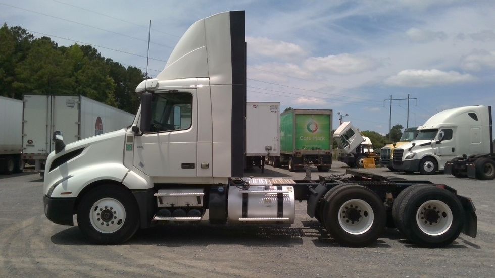 Day Cab Tractor-Heavy Duty Tractors-Volvo-2020-VNL64T300-Boaz-AL-627,371\n\t\tmiles-$ 29,000 - Image 4