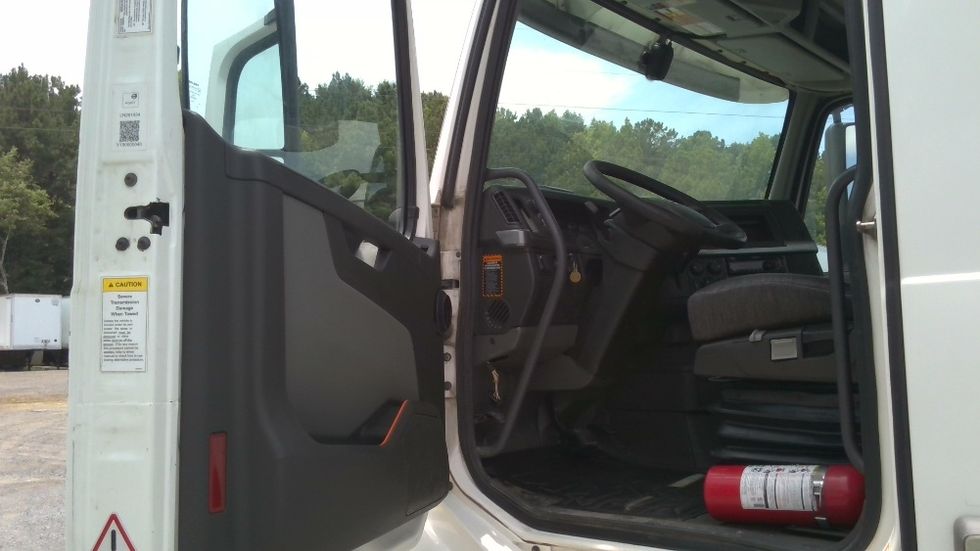 Day Cab Tractor-Heavy Duty Tractors-Volvo-2020-VNL64T300-Boaz-AL-627,371\n\t\tmiles-$ 29,000 - Image 9