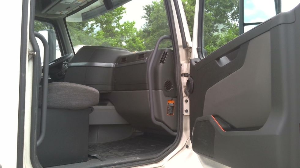Day Cab Tractor-Heavy Duty Tractors-Volvo-2020-VNL64T300-Boaz-AL-632,658\n\t\tmiles-$ 29,500 - Image 12