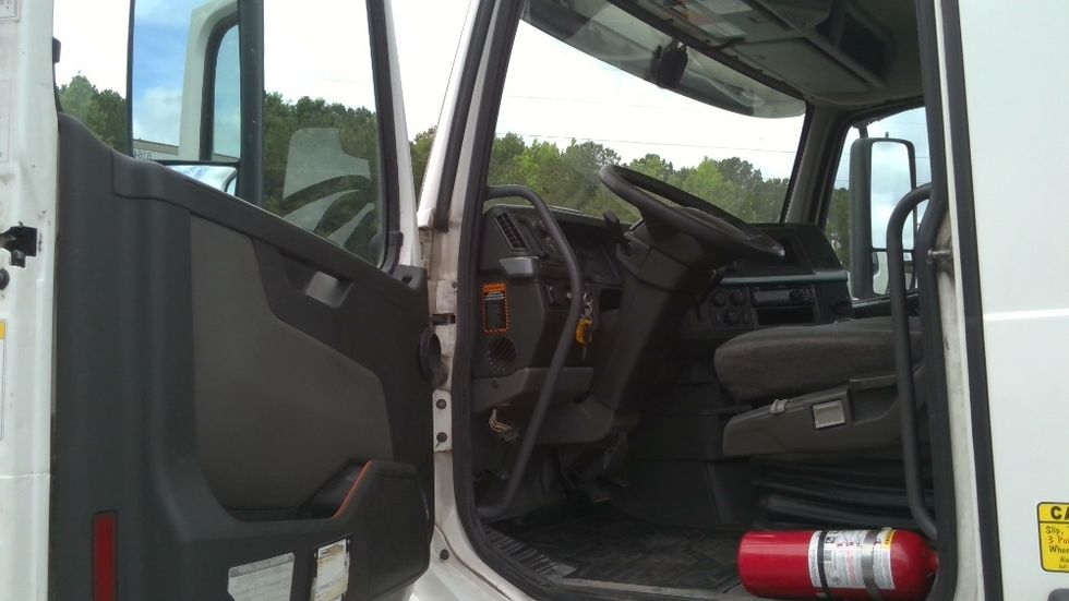Day Cab Tractor-Heavy Duty Tractors-Volvo-2020-VNL64T300-Boaz-AL-632,658\n\t\tmiles-$ 29,500 - Image 9