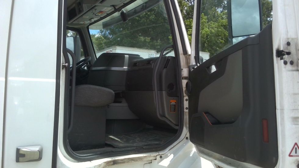 Day Cab Tractor-Heavy Duty Tractors-Volvo-2020-VNL64T300-Boaz-AL-638,705\n\t\tmiles-$ 28,250 - Image 11