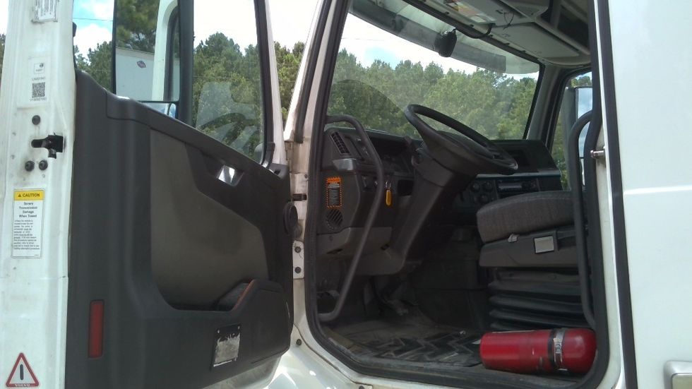 Day Cab Tractor-Heavy Duty Tractors-Volvo-2020-VNL64T300-Boaz-AL-638,705\n\t\tmiles-$ 28,250 - Image 9