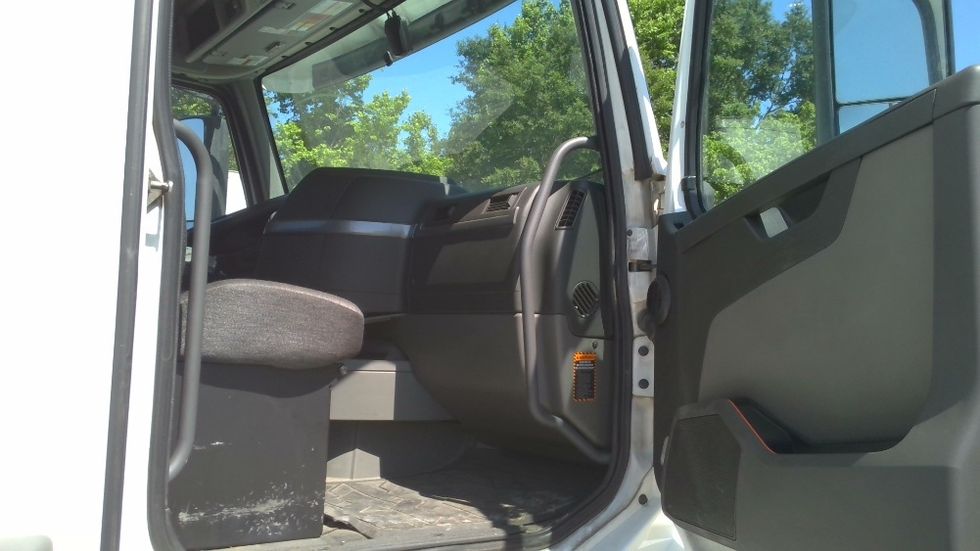 Day Cab Tractor-Heavy Duty Tractors-Volvo-2020-VNL64T300-Boaz-AL-646,602\n\t\tmiles-$ 27,250 - Image 12