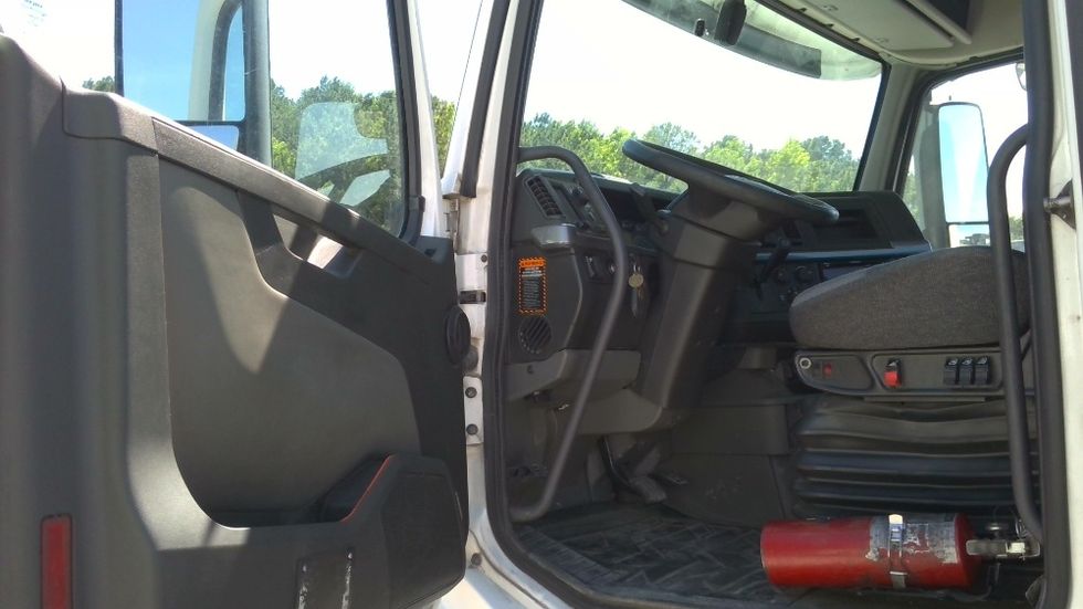 Day Cab Tractor-Heavy Duty Tractors-Volvo-2020-VNL64T300-Boaz-AL-646,602\n\t\tmiles-$ 27,250 - Image 9
