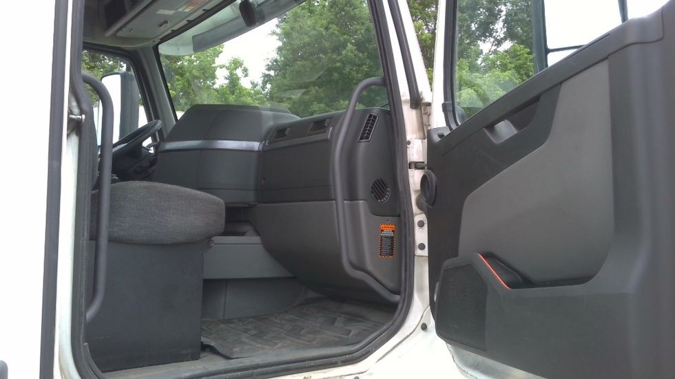 Day Cab Tractor-Heavy Duty Tractors-Volvo-2020-VNL64T300-Boaz-AL-679,611\n\t\tmiles-$ 26,500 - Image 12