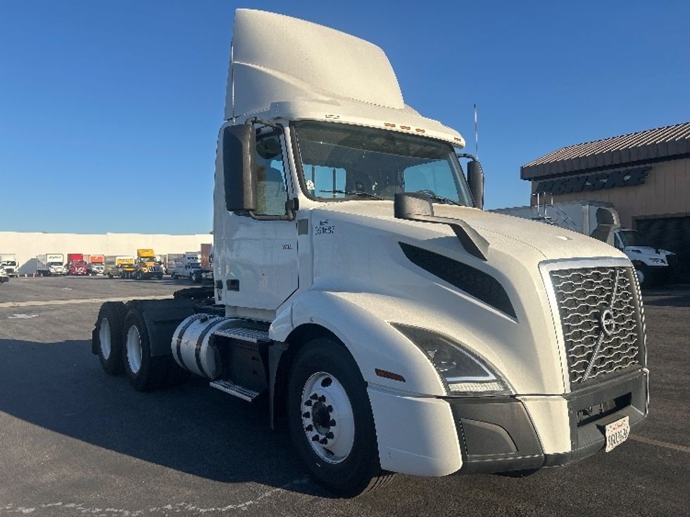 Day Cab Tractor-Heavy Duty Tractors-Volvo-2020-VNL64T300-Chino-CA-293,556\n\t\tmiles-$ 54,750 - Image 1