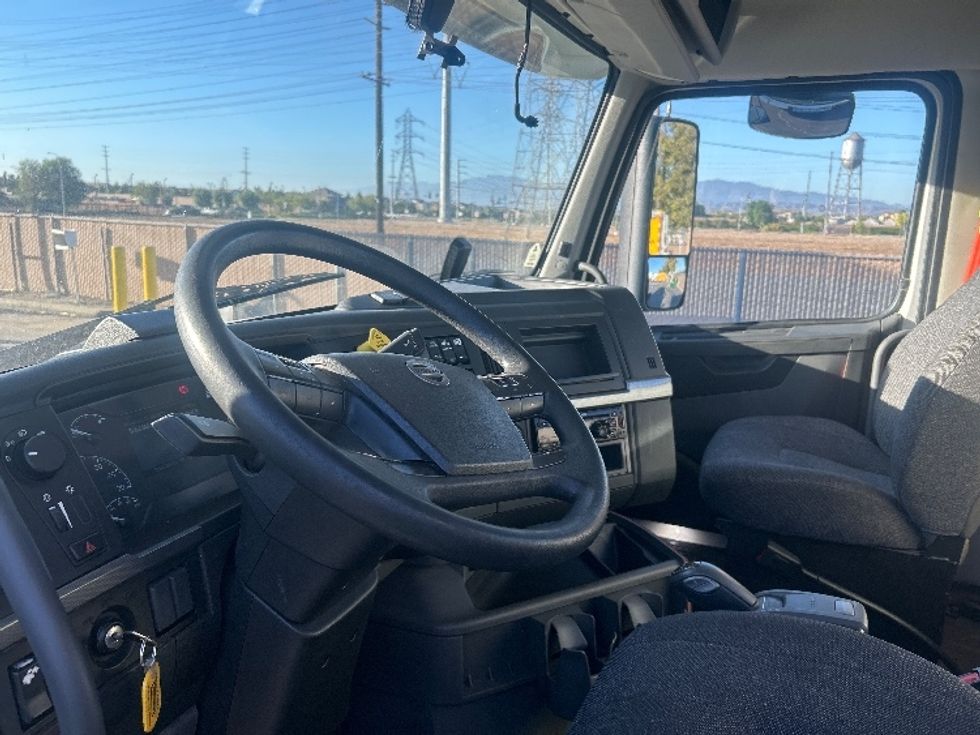 Day Cab Tractor-Heavy Duty Tractors-Volvo-2020-VNL64T300-Chino-CA-293,556\n\t\tmiles-$ 54,750 - Image 10