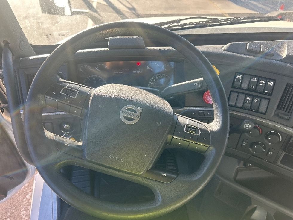 Day Cab Tractor-Heavy Duty Tractors-Volvo-2020-VNL64T300-Chino-CA-293,556\n\t\tmiles-$ 54,750 - Image 11
