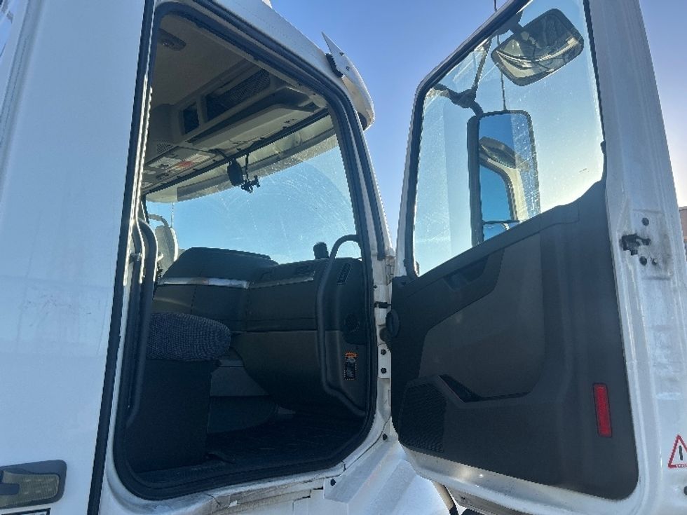 Day Cab Tractor-Heavy Duty Tractors-Volvo-2020-VNL64T300-Chino-CA-293,556\n\t\tmiles-$ 54,750 - Image 12