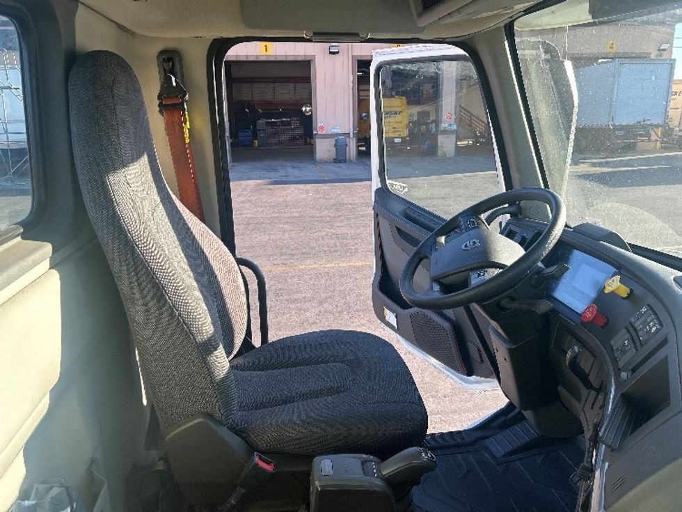 Day Cab Tractor-Heavy Duty Tractors-Volvo-2020-VNL64T300-Chino-CA-293,556\n\t\tmiles-$ 54,750 - Image 14