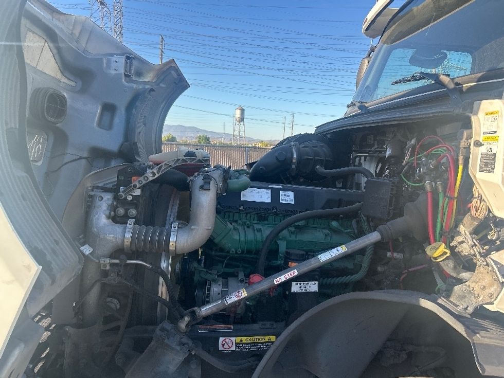 Day Cab Tractor-Heavy Duty Tractors-Volvo-2020-VNL64T300-Chino-CA-293,556\n\t\tmiles-$ 54,750 - Image 16