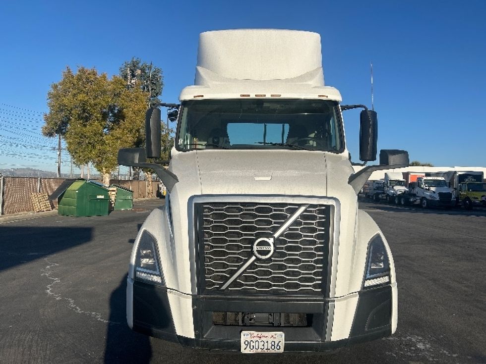 Day Cab Tractor-Heavy Duty Tractors-Volvo-2020-VNL64T300-Chino-CA-293,556\n\t\tmiles-$ 54,750 - Image 2