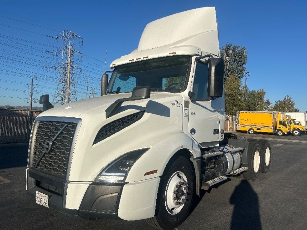 Day Cab Tractor-Heavy Duty Tractors-Volvo-2020-VNL64T300-Chino-CA-293,556\n\t\tmiles-$ 54,750 - Image 3