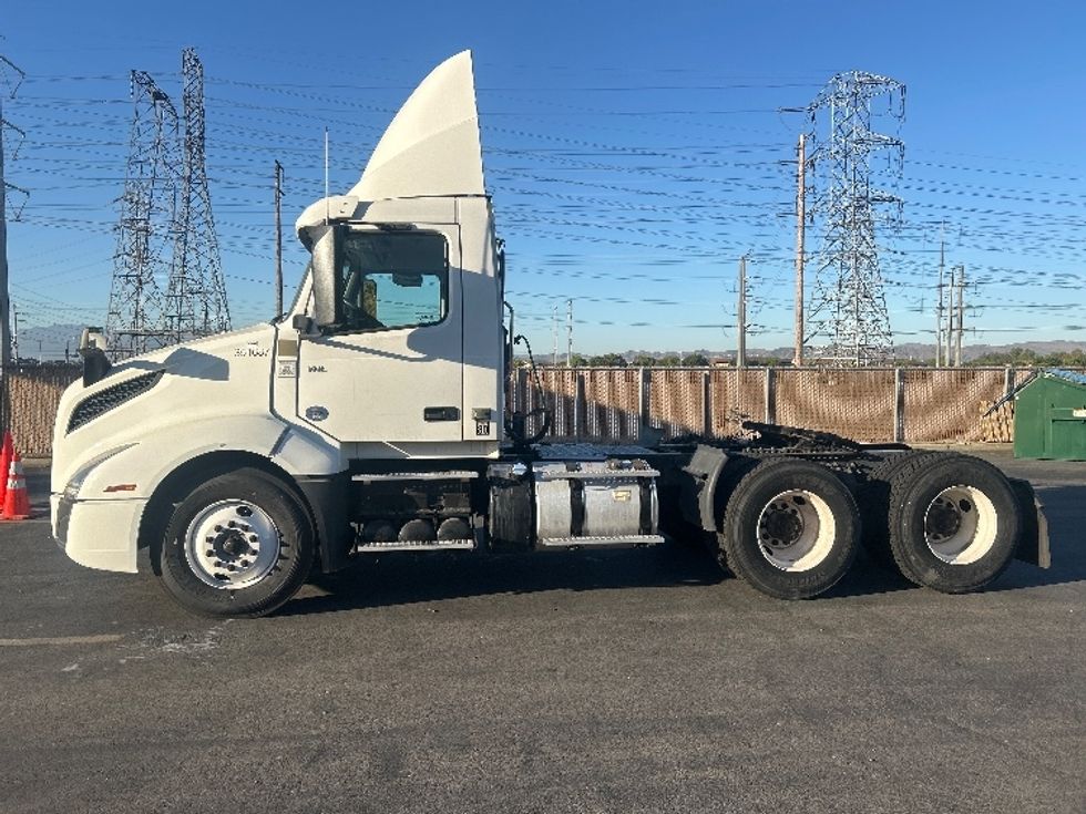 Day Cab Tractor-Heavy Duty Tractors-Volvo-2020-VNL64T300-Chino-CA-293,556\n\t\tmiles-$ 54,750 - Image 4