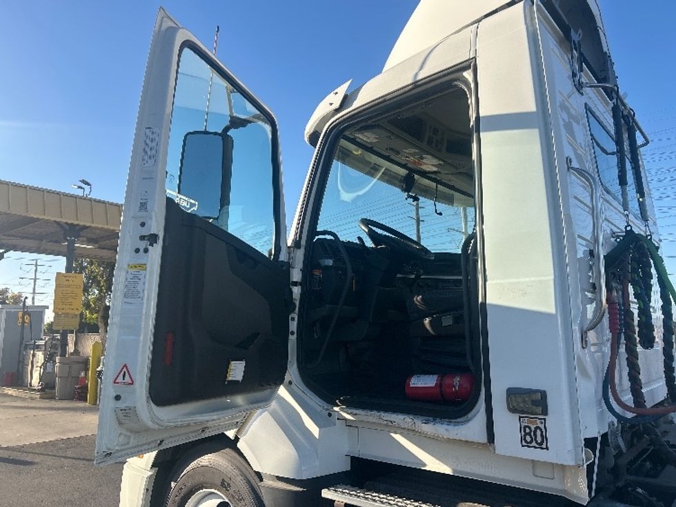 Day Cab Tractor-Heavy Duty Tractors-Volvo-2020-VNL64T300-Chino-CA-293,556\n\t\tmiles-$ 54,750 - Image 9