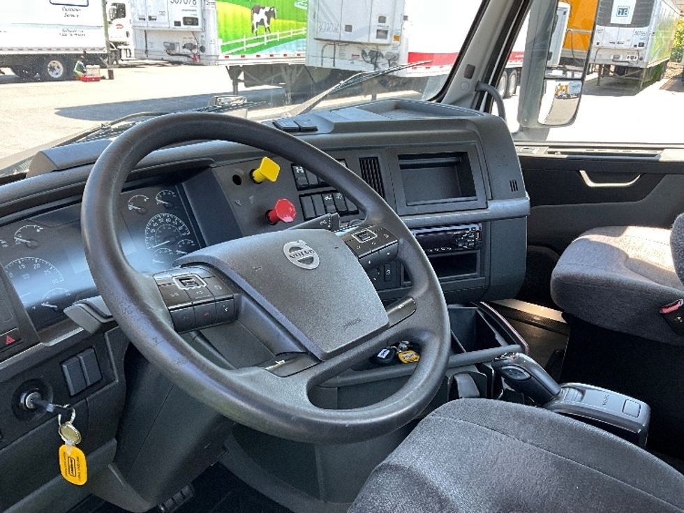 Day Cab Tractor-Heavy Duty Tractors-Volvo-2020-VNL64T300-Clackamas-OR-367,058\n\t\tmiles-$ 47,750 - Image 10