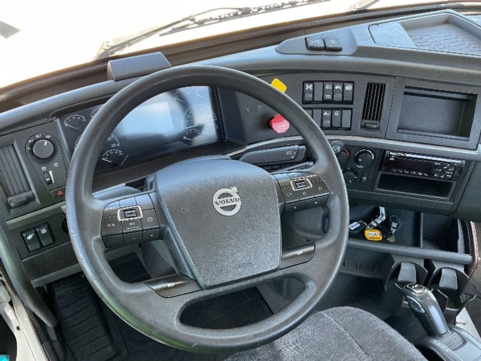 Day Cab Tractor-Heavy Duty Tractors-Volvo-2020-VNL64T300-Clackamas-OR-367,058\n\t\tmiles-$ 47,750 - Image 11