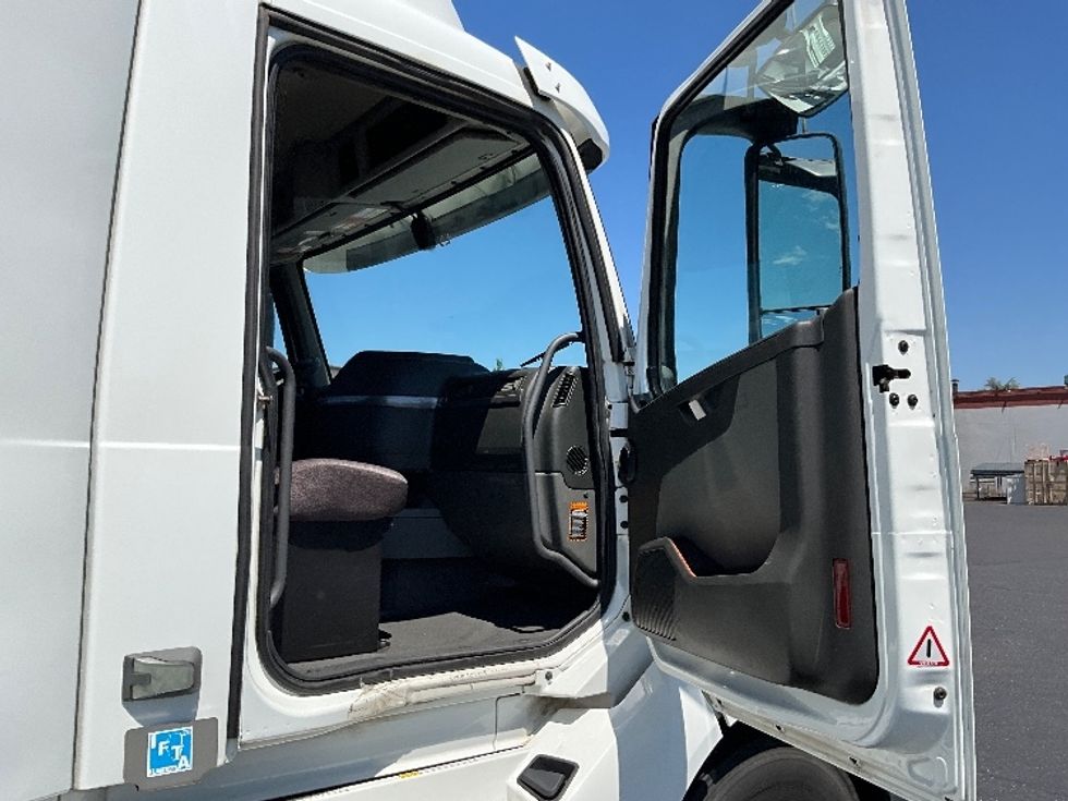 Day Cab Tractor-Heavy Duty Tractors-Volvo-2020-VNL64T300-Clackamas-OR-367,058\n\t\tmiles-$ 47,750 - Image 12