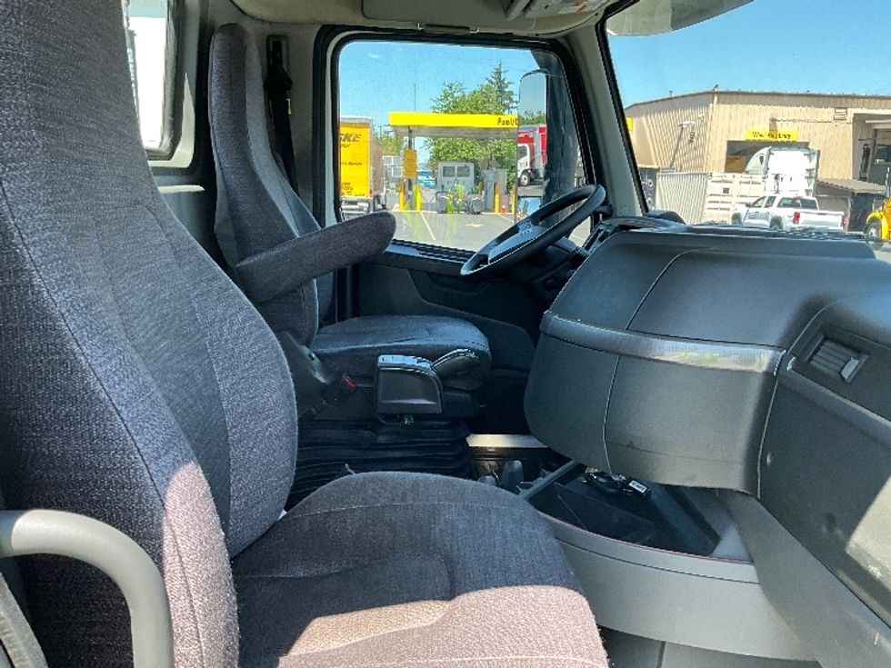 Day Cab Tractor-Heavy Duty Tractors-Volvo-2020-VNL64T300-Clackamas-OR-367,058\n\t\tmiles-$ 47,750 - Image 14