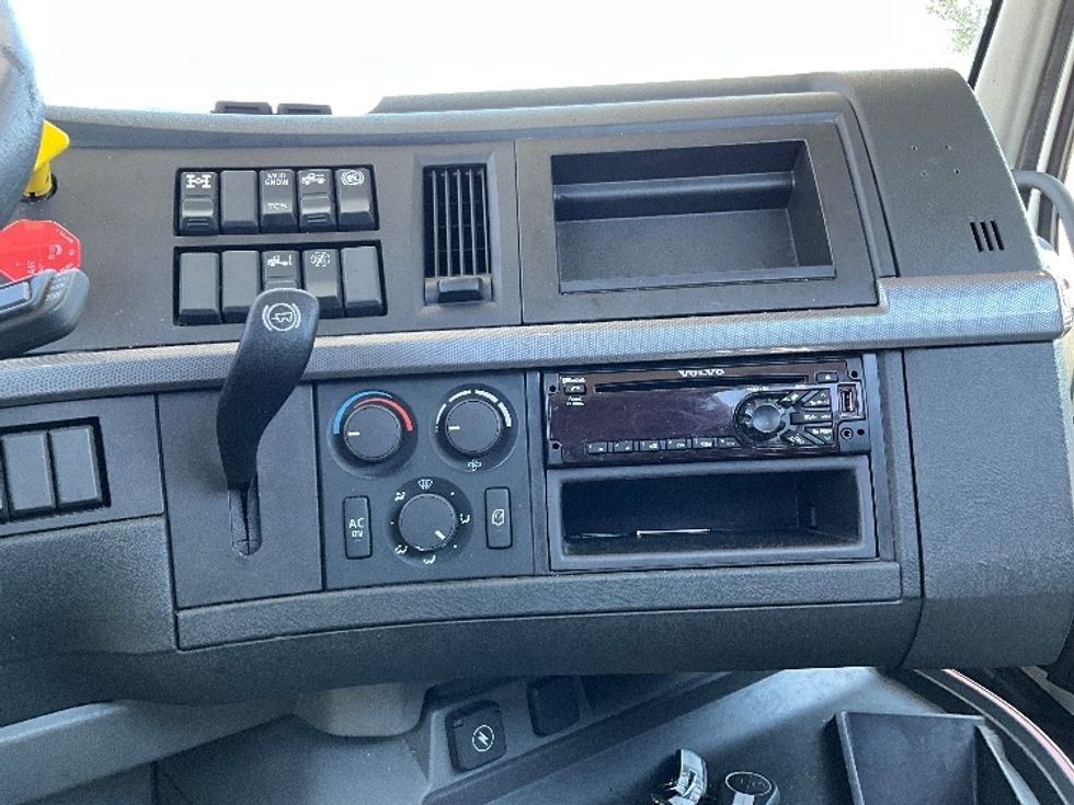 Day Cab Tractor-Heavy Duty Tractors-Volvo-2020-VNL64T300-Clackamas-OR-367,058\n\t\tmiles-$ 47,750 - Image 17