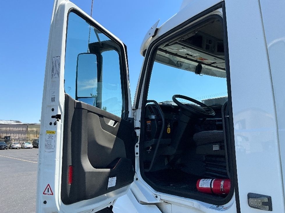 Day Cab Tractor-Heavy Duty Tractors-Volvo-2020-VNL64T300-Clackamas-OR-367,058\n\t\tmiles-$ 47,750 - Image 9