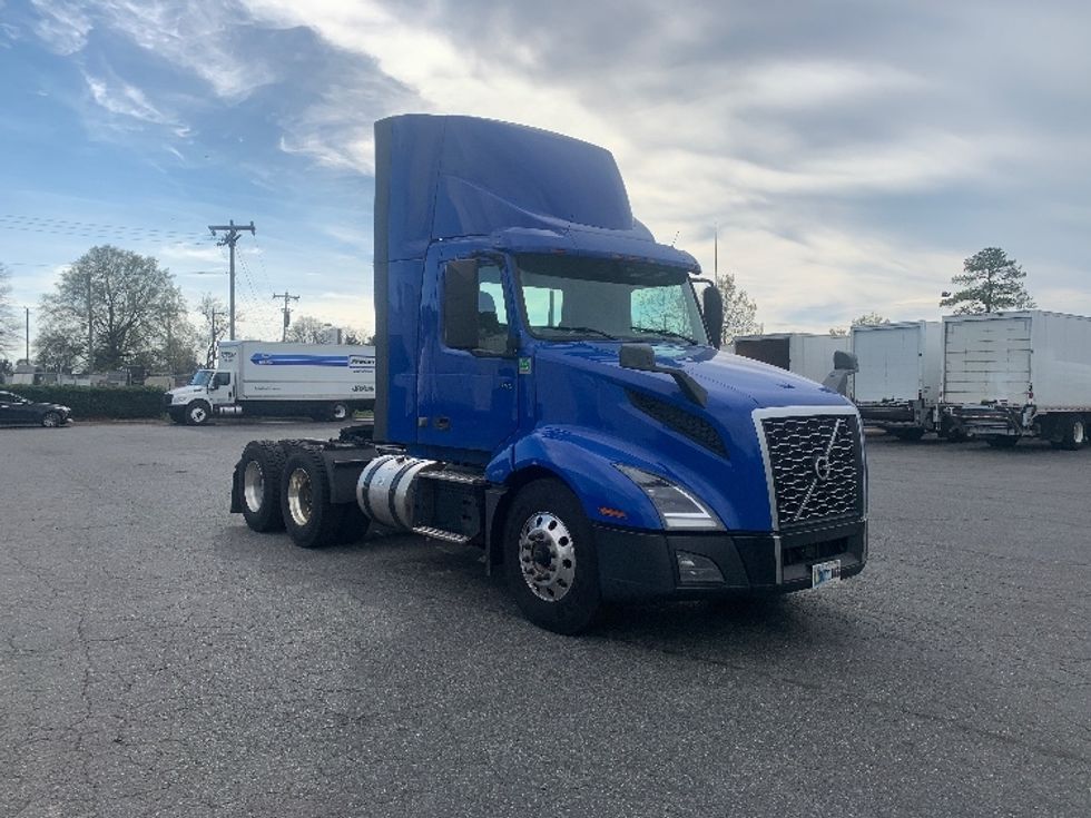 Day Cab Tractor-Heavy Duty Tractors-Volvo-2020-VNL64T300-Concord-NC-813,426\n\t\tmiles-$ 26,000 - Image 1