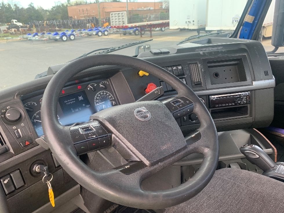 Day Cab Tractor-Heavy Duty Tractors-Volvo-2020-VNL64T300-Concord-NC-813,426\n\t\tmiles-$ 26,000 - Image 10