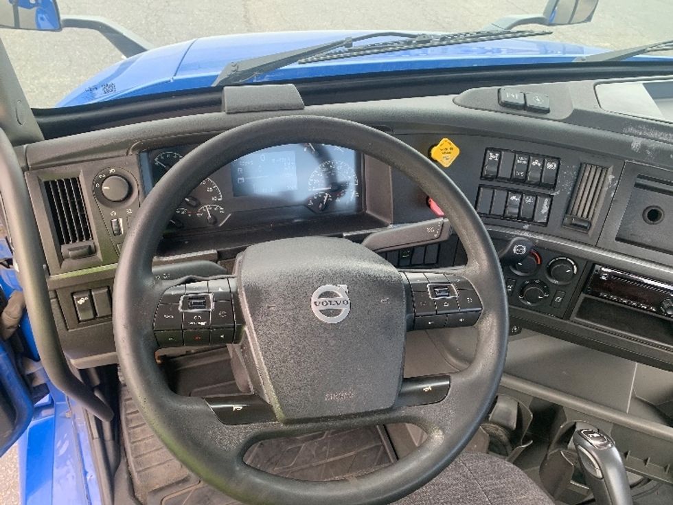 Day Cab Tractor-Heavy Duty Tractors-Volvo-2020-VNL64T300-Concord-NC-813,426\n\t\tmiles-$ 26,000 - Image 11
