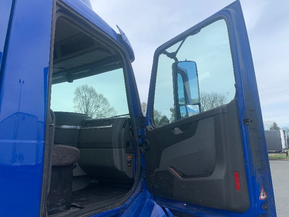 Day Cab Tractor-Heavy Duty Tractors-Volvo-2020-VNL64T300-Concord-NC-813,426\n\t\tmiles-$ 26,000 - Image 12
