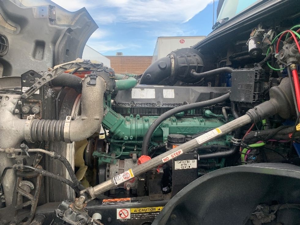 Day Cab Tractor-Heavy Duty Tractors-Volvo-2020-VNL64T300-Concord-NC-813,426\n\t\tmiles-$ 26,000 - Image 16