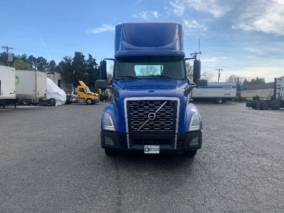 Day Cab Tractor-Heavy Duty Tractors-Volvo-2020-VNL64T300-Concord-NC-813,426\n\t\tmiles-$ 26,000 - Image 2