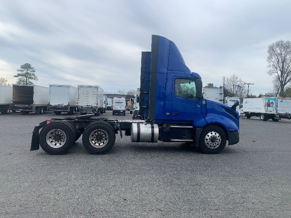 Day Cab Tractor-Heavy Duty Tractors-Volvo-2020-VNL64T300-Concord-NC-813,426\n\t\tmiles-$ 26,000 - Image 8