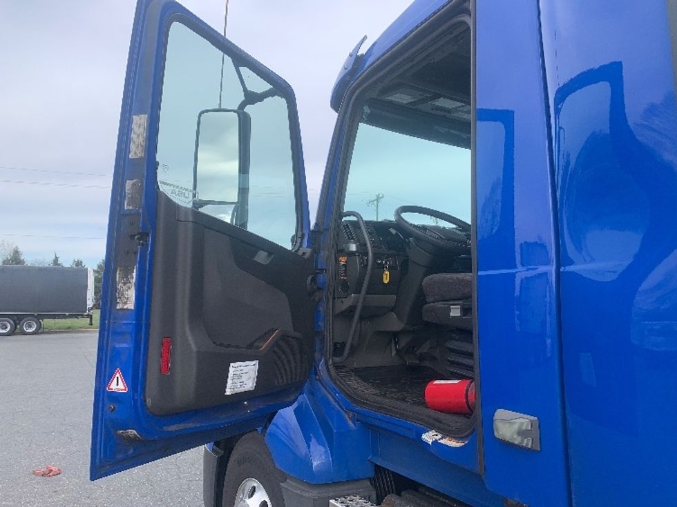 Day Cab Tractor-Heavy Duty Tractors-Volvo-2020-VNL64T300-Concord-NC-813,426\n\t\tmiles-$ 26,000 - Image 9