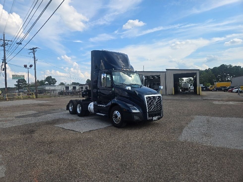 Day Cab Tractor-Heavy Duty Tractors-Volvo-2020-VNL64T300-Dallas-TX-507,340\n\t\tmiles-$ 43,500 - Image 1