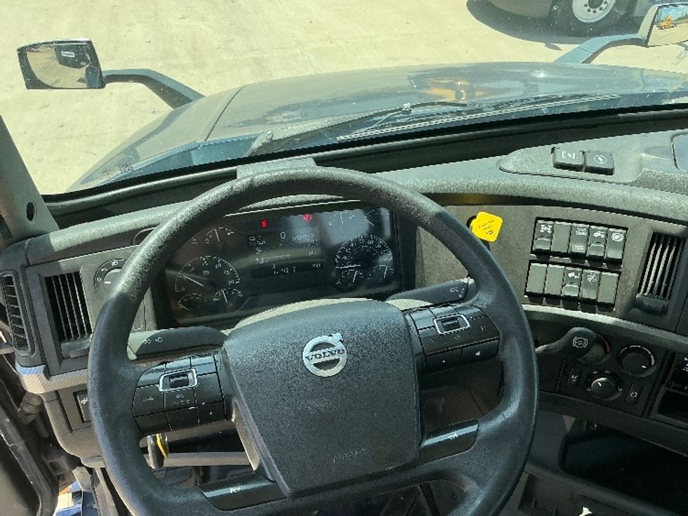 Day Cab Tractor-Heavy Duty Tractors-Volvo-2020-VNL64T300-Dallas-TX-507,340\n\t\tmiles-$ 43,500 - Image 11