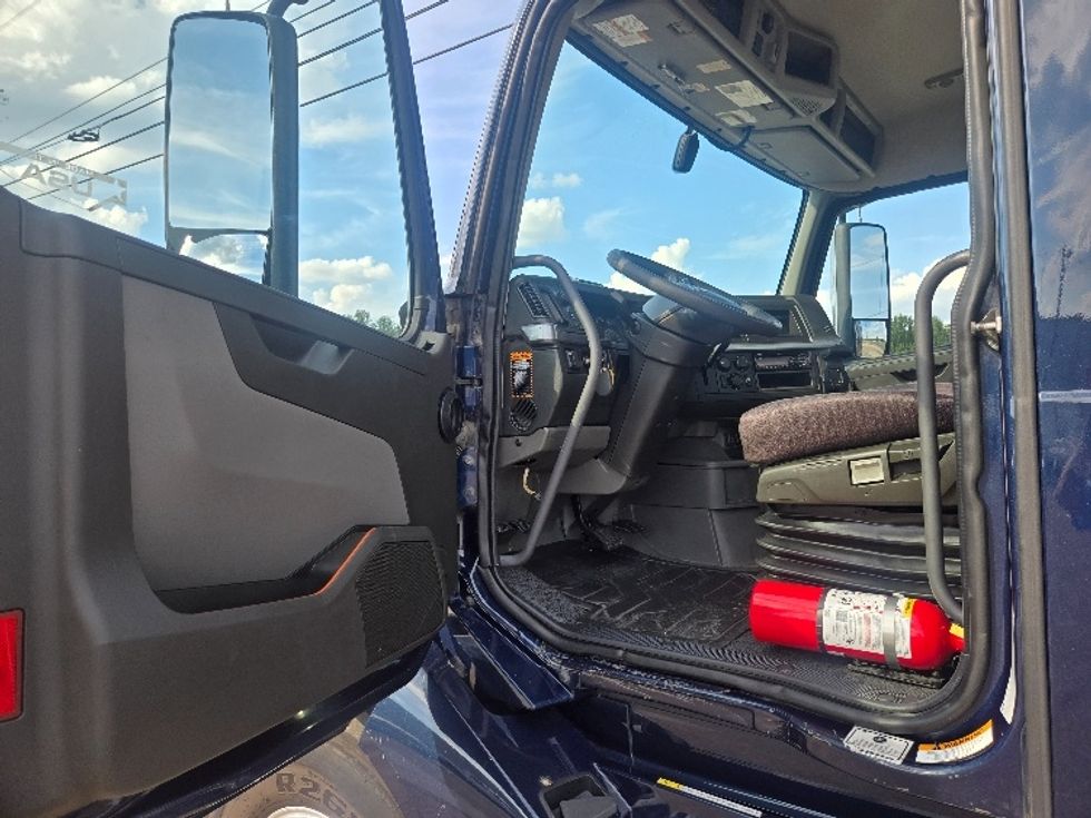Day Cab Tractor-Heavy Duty Tractors-Volvo-2020-VNL64T300-Dallas-TX-507,340\n\t\tmiles-$ 43,500 - Image 9