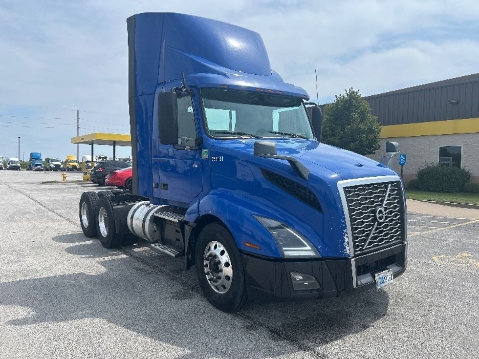 Day Cab Tractor-Heavy Duty Tractors-Volvo-2020-VNL64T300-Davenport-IA-703,815\n\t\tmiles-$ 26,500 - Image 1