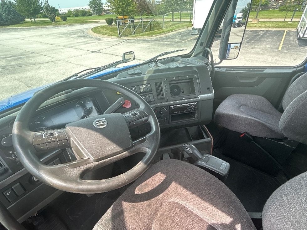 Day Cab Tractor-Heavy Duty Tractors-Volvo-2020-VNL64T300-Davenport-IA-703,815\n\t\tmiles-$ 26,500 - Image 10