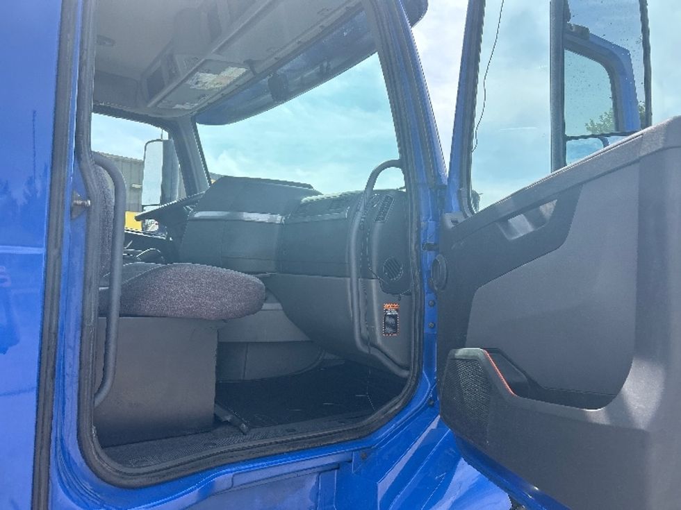 Day Cab Tractor-Heavy Duty Tractors-Volvo-2020-VNL64T300-Davenport-IA-703,815\n\t\tmiles-$ 26,500 - Image 12