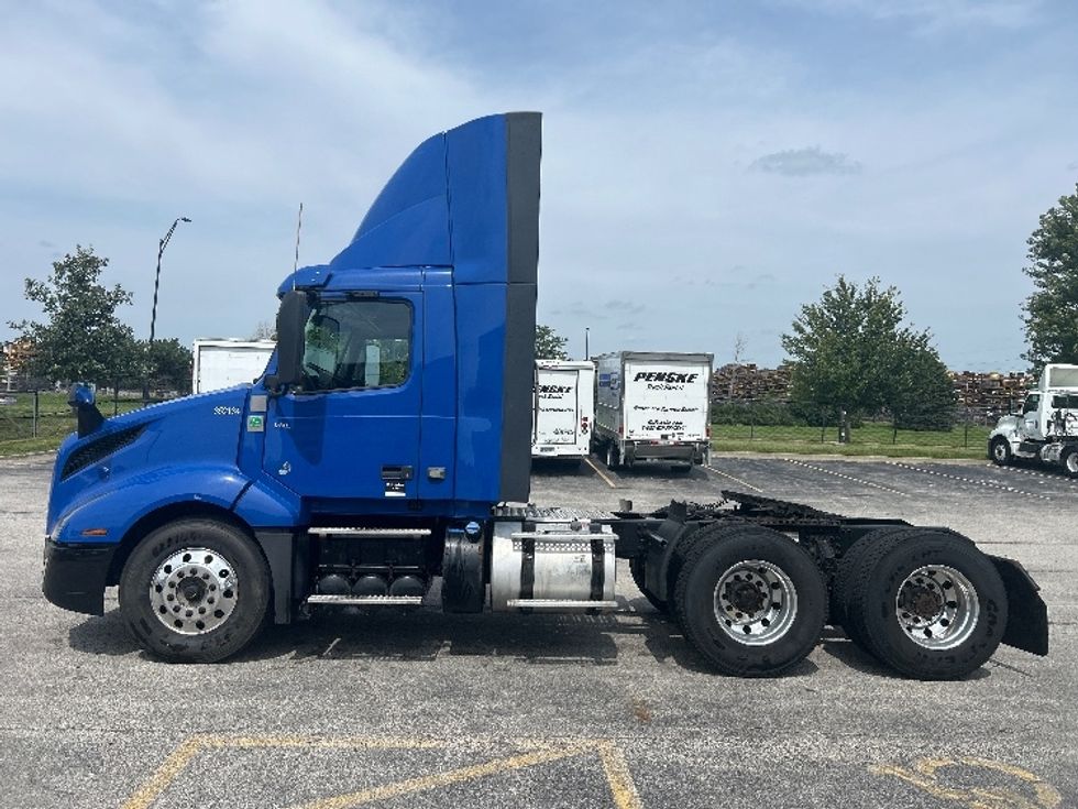 Day Cab Tractor-Heavy Duty Tractors-Volvo-2020-VNL64T300-Davenport-IA-703,815\n\t\tmiles-$ 26,500 - Image 4