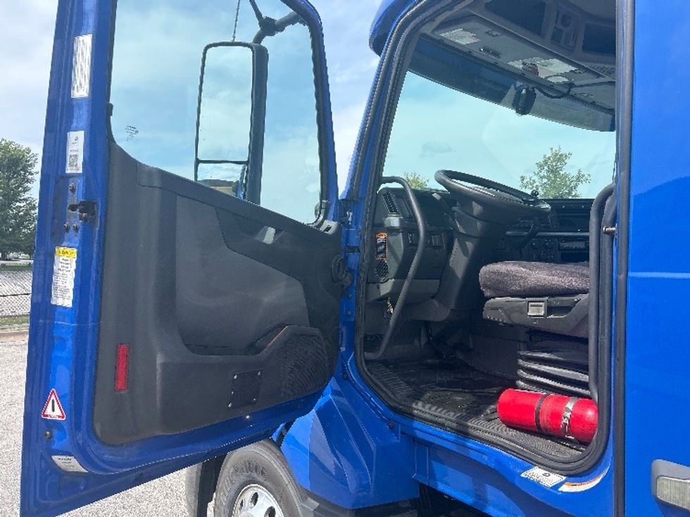 Day Cab Tractor-Heavy Duty Tractors-Volvo-2020-VNL64T300-Davenport-IA-703,815\n\t\tmiles-$ 26,500 - Image 9